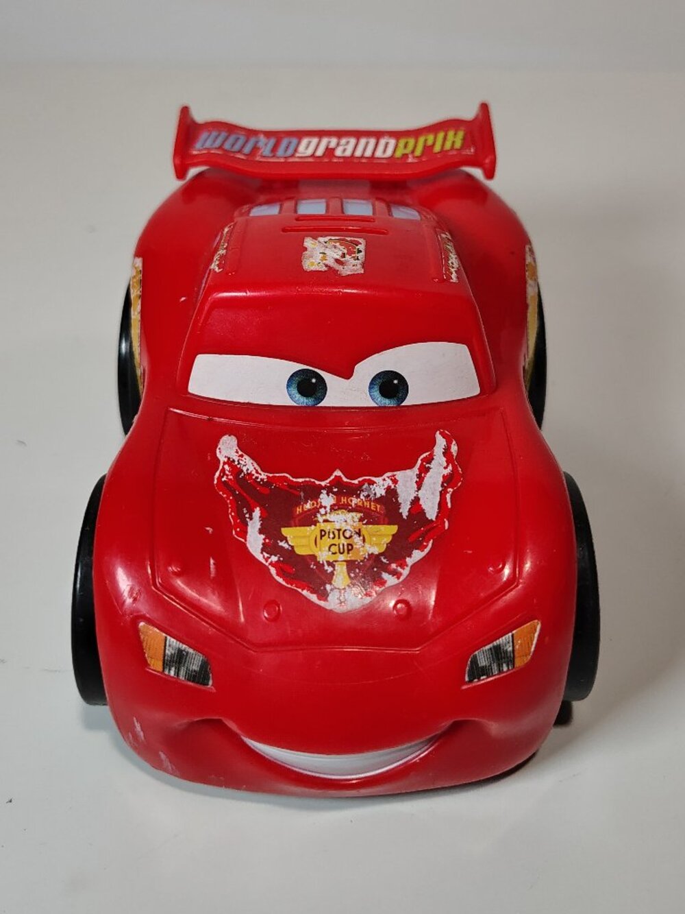 DISNEY PIXAR CARS 2 LIGHTNING McQUEEN WORLD GRAND PRIX SHAKE ‘N GO! 2010 MATTEL